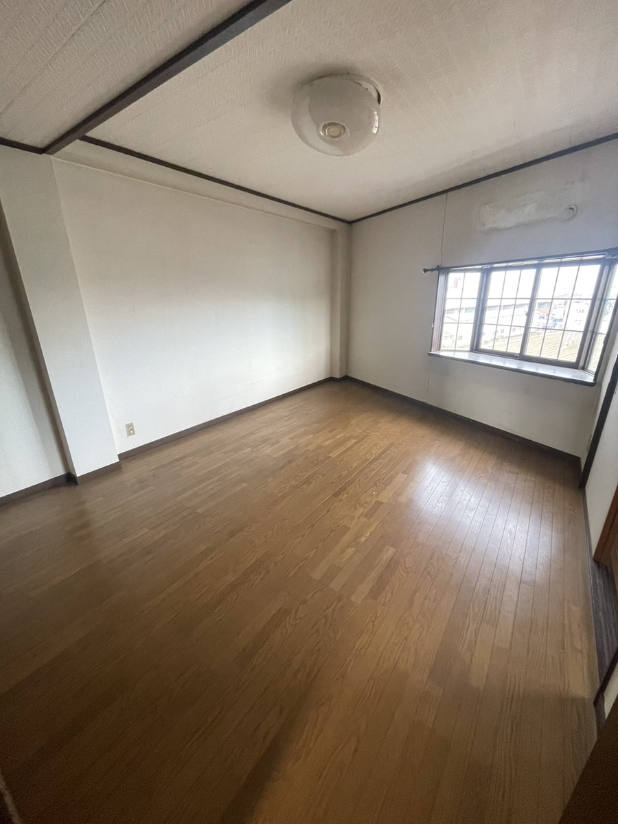 兵庫県尼崎市の一軒家を丸ごと片付け｜4階建て住宅の大量不用品回収を1日で完了